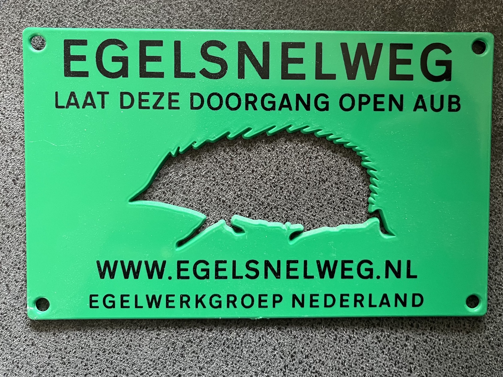 Een bbordje om te laten zien dat hier een egelsnelweg is
