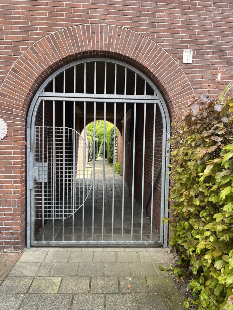 Zaanenpark. poort waar egels makkelijk doorheen kunnen